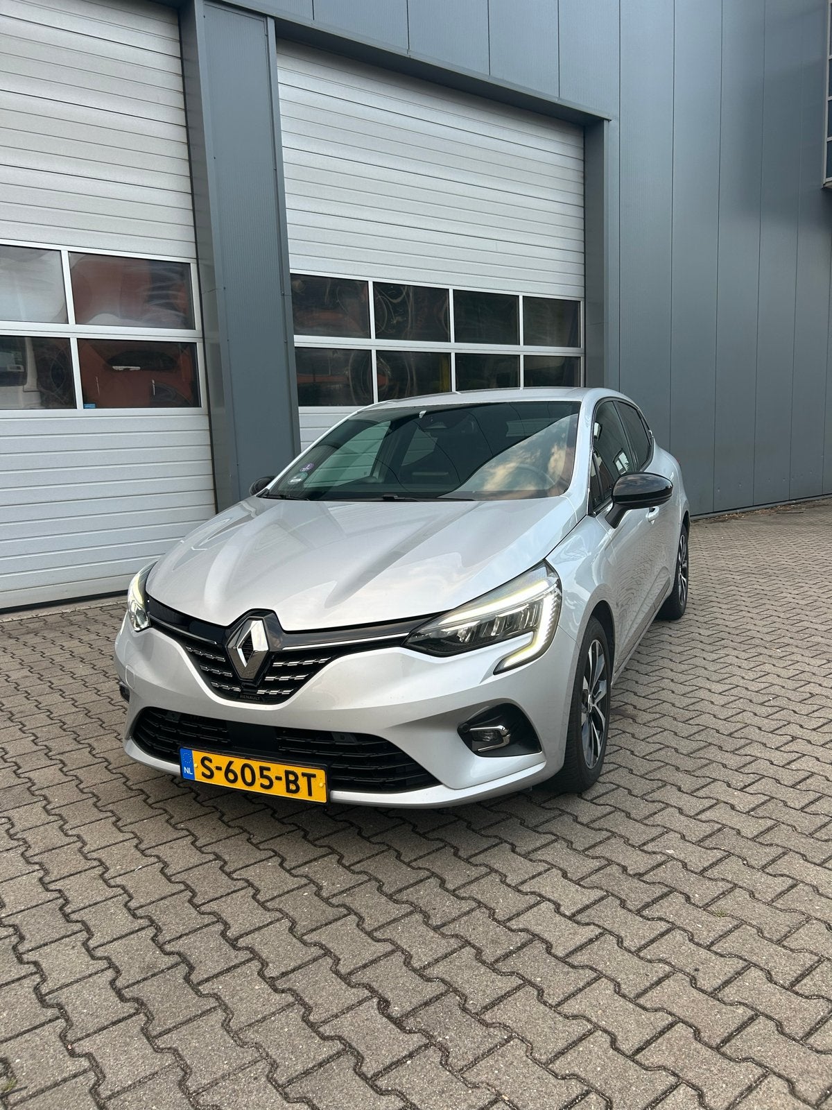 Renault Clio 1.0 TCe 90pk 2022 Grijs, Voorwielaandrijving, Lichtsensor, Leder en Stof, 49 €/maand