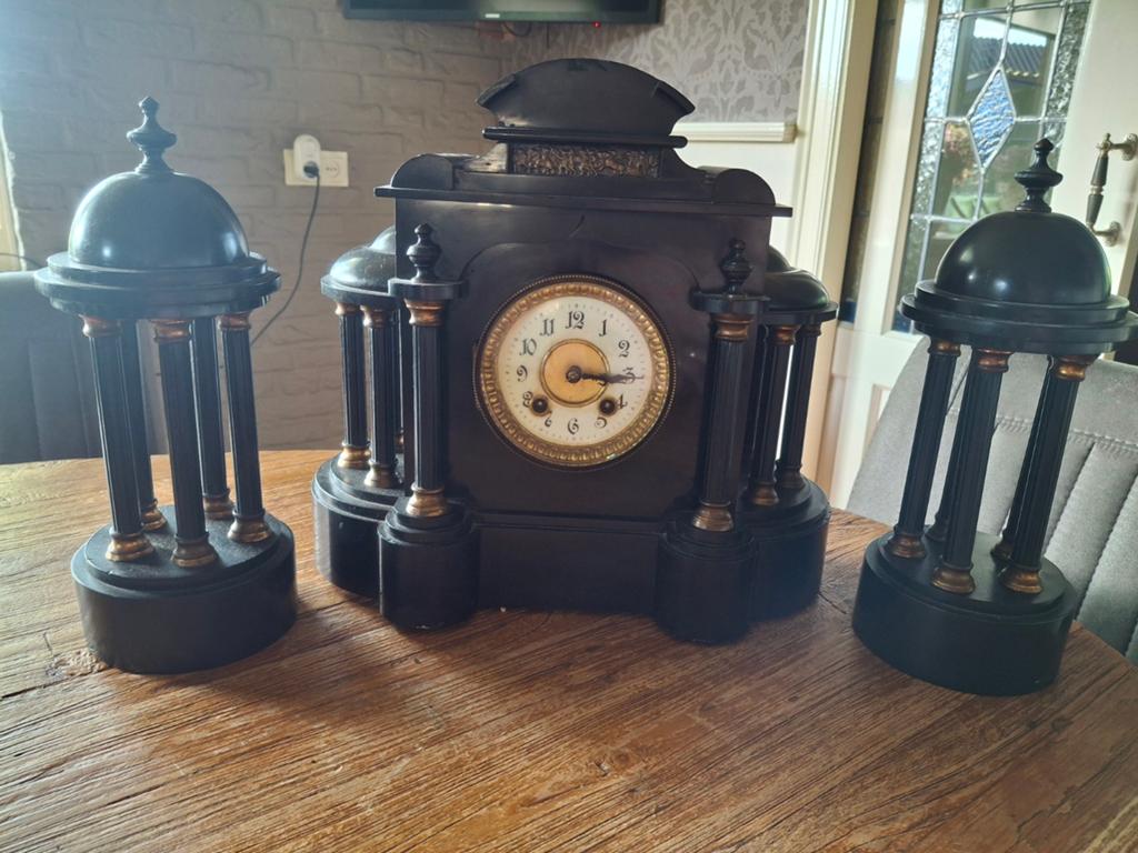 Antieke pendule met twee obelisken, Ophalen