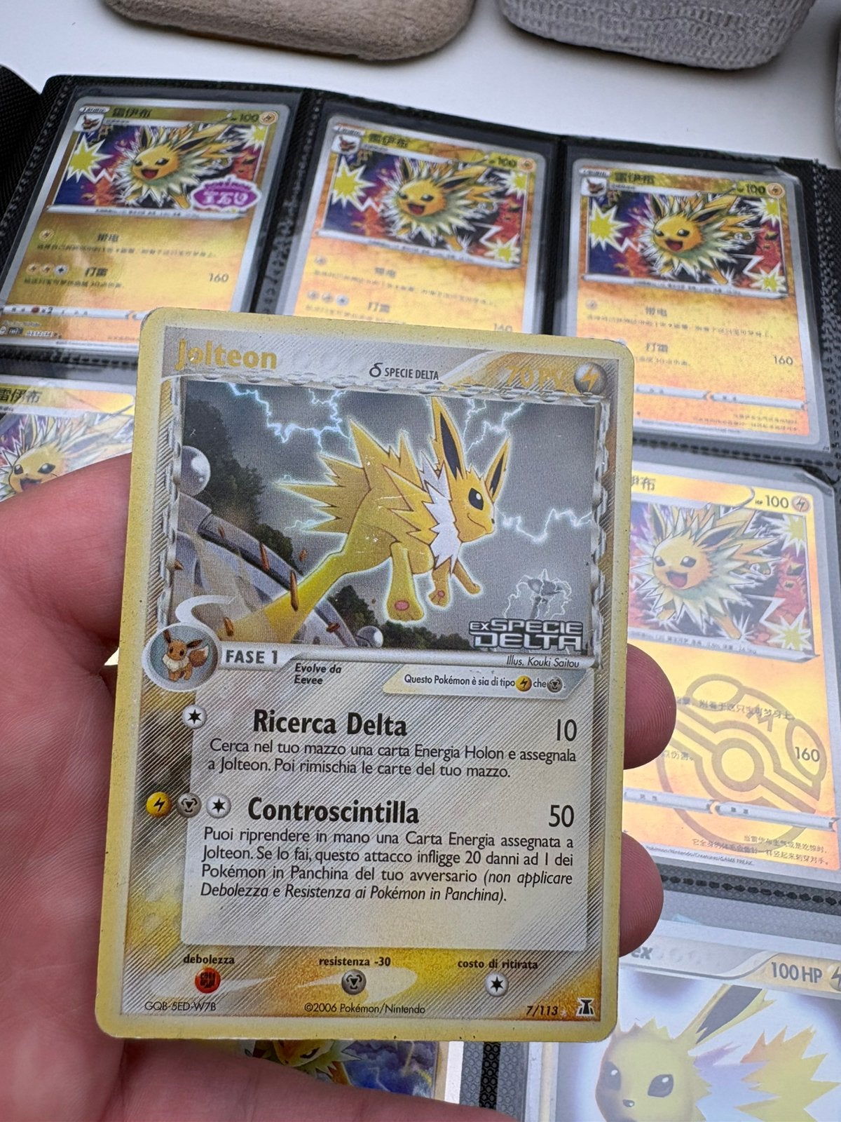 Jolteon delta species stamped, Ophalen of Verzenden, Zo goed als nieuw, Meerdere kaarten, Foil