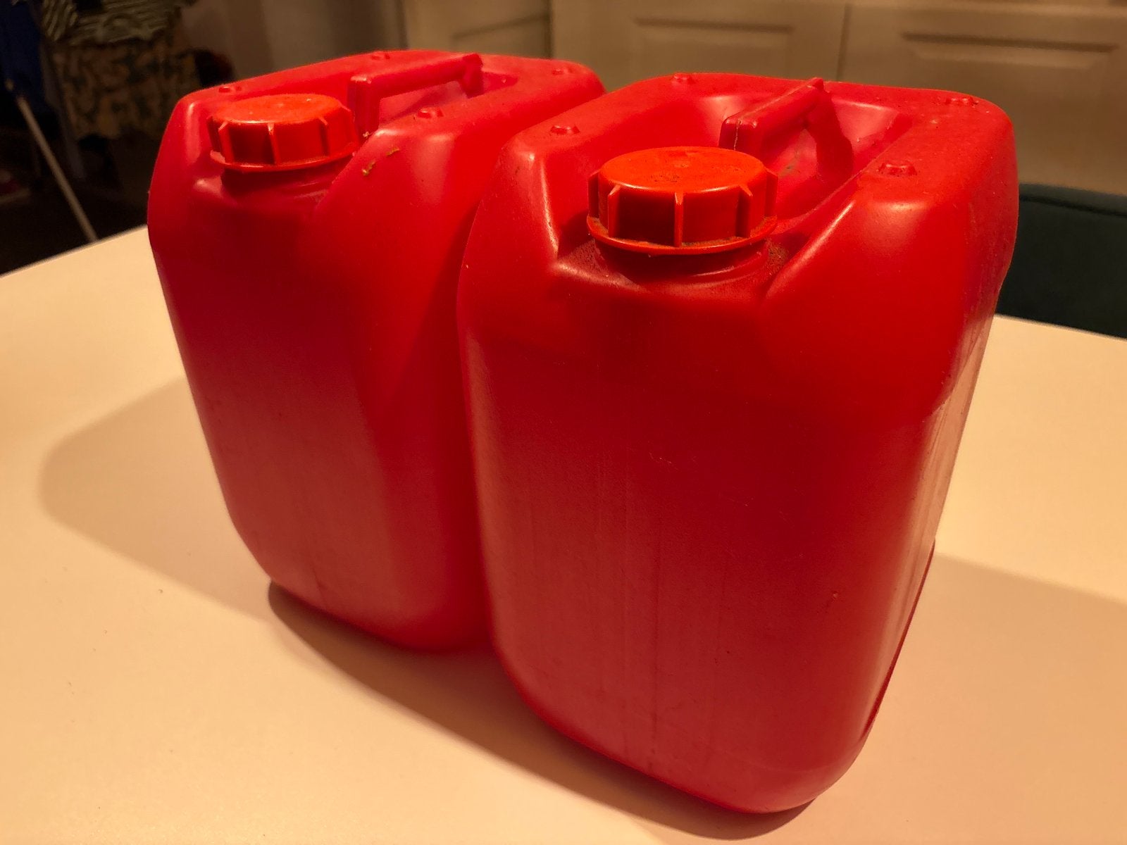 2x Rode jerrycans van 15 liter, Auto diversen, Overige Auto diversen, Ophalen