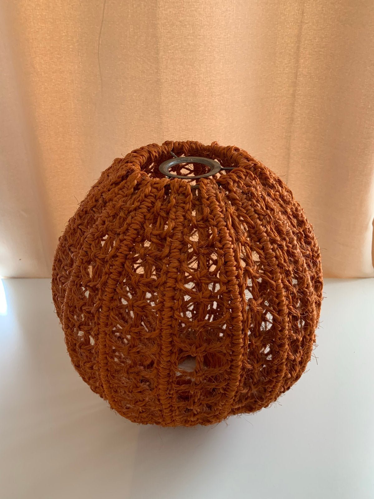 Oranje macrame lampenkap - Boheemse stijl, Ophalen of Verzenden, Zo goed als nieuw, Natuurlijk materiaal, E27 (groot)