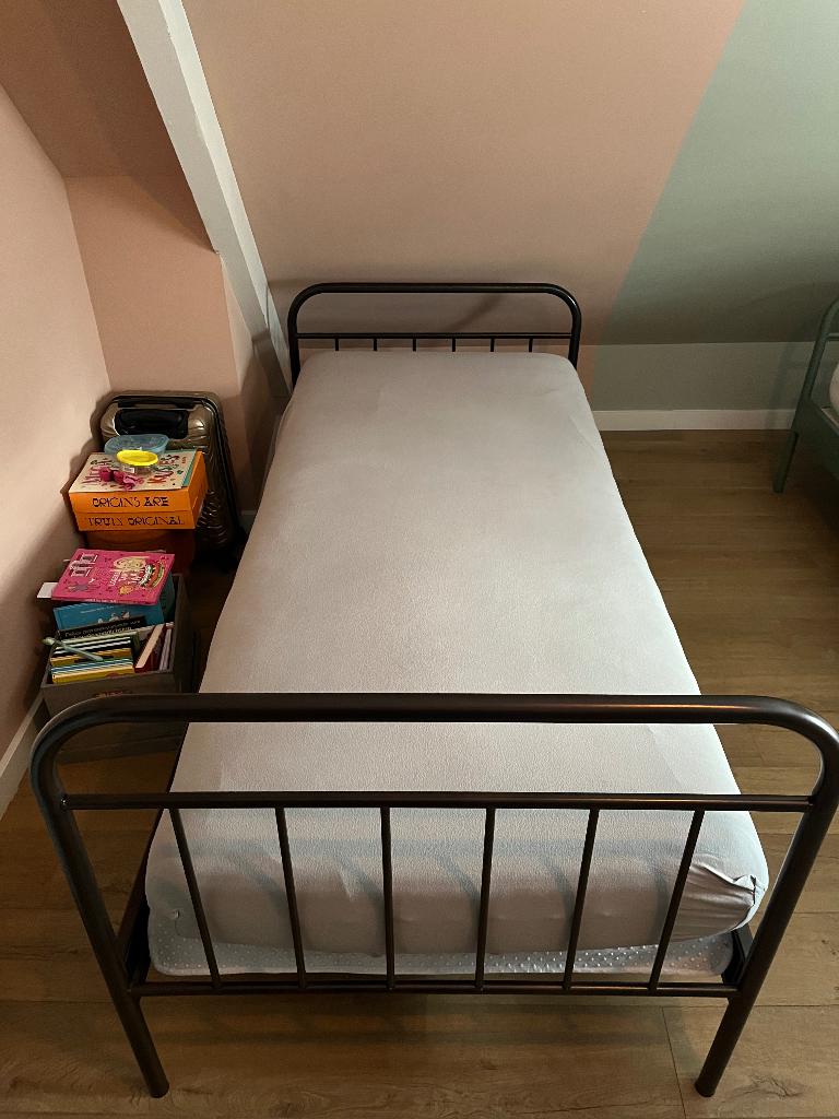Bed Alex 1-persoons (2x), Huis en Inrichting, Slaapkamer | Bedden, Zo goed als nieuw, Eenpersoons, 90 cm, 200 cm, Metaal, Bruin