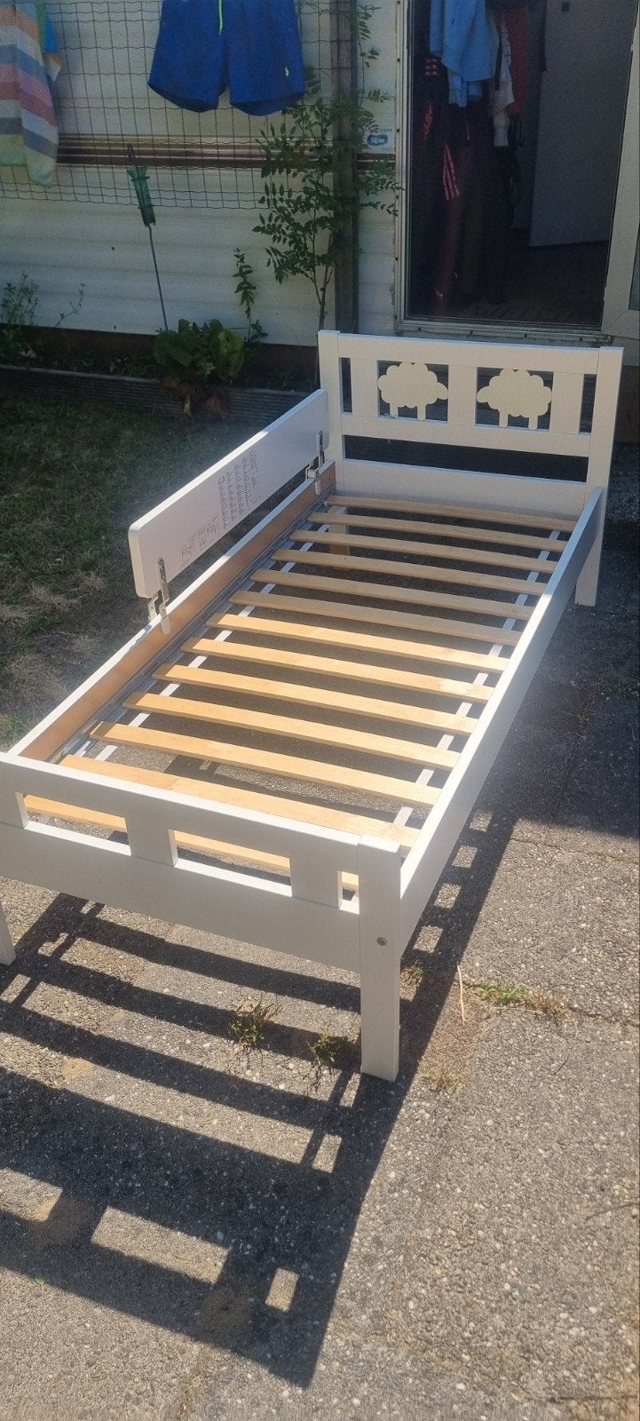 Wit kinderbed met lattenbodem en uitvalbeveiliging, Ophalen