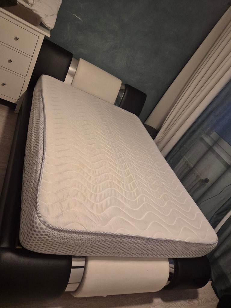 Tweepersoonsbed 140x200 cm met matras - Zo goed als nieuw, Huis en Inrichting, Slaapkamer | Bedden, Zo goed als nieuw, Tweepersoons