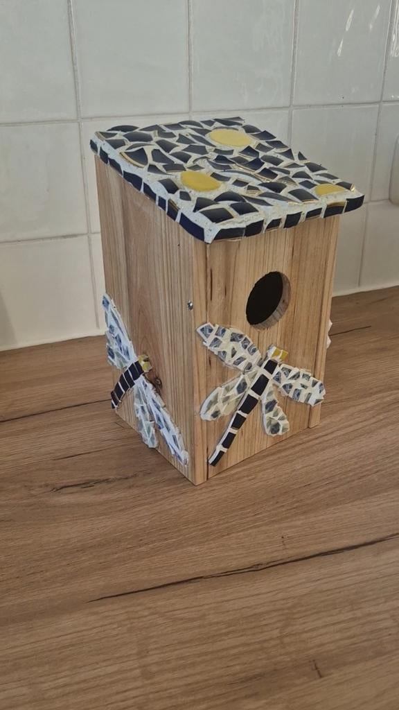 Uniek vogelhuisje met mozaïek libellen en dak, Tuin en Terras, Ophalen of Verzenden, Nieuw