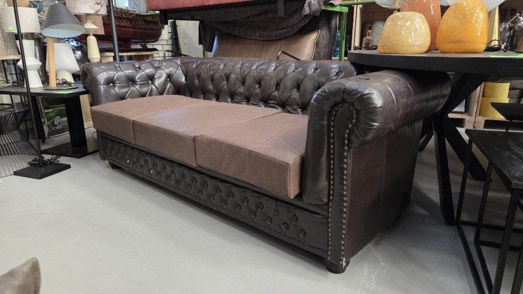 Stoere Chesterfield stijl bank donkerbruin geleefd mancave, Ophalen, Gebruikt, Leer, 75 tot 100 cm