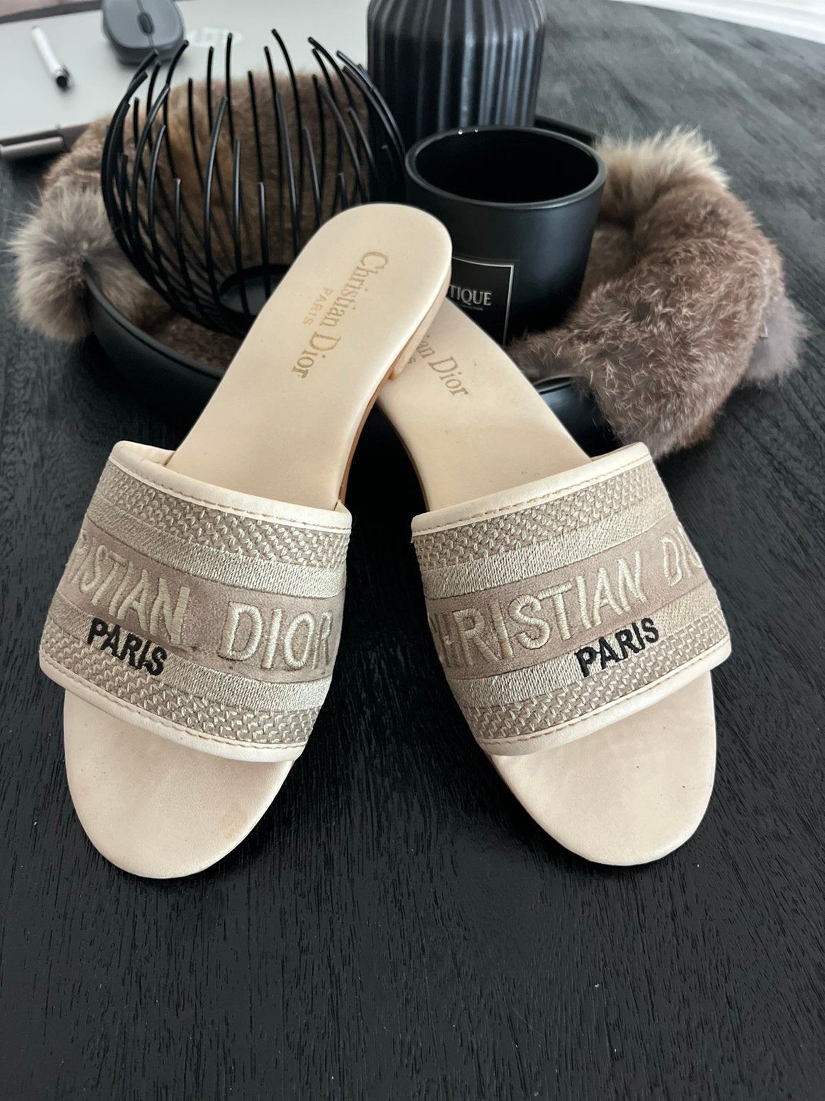 Christian Dior slippers, Slippers, Beige, Ophalen of Verzenden, Zo goed als nieuw