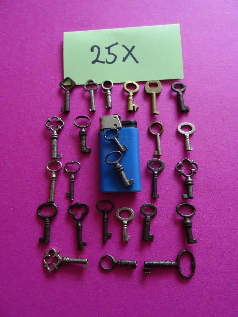25 ANTIEKE SLEUTELTJES SLEUTELS KISTJES BLIK SLOTJE SLEUTEL, Ophalen of Verzenden