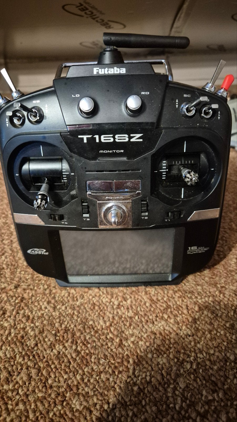 Futaba T16SZ fasst, Hobby en Vrije tijd, Modelbouw | Radiografisch | Vliegtuigen, Ophalen, Zo goed als nieuw