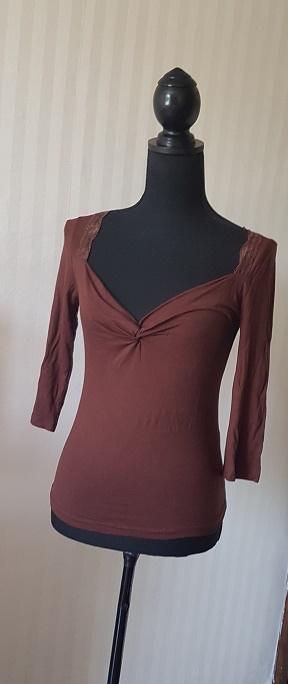 Sexy bruine top afgewerkt met kant, mooie pasvorm S 36, Bruin, Verzenden, Lange mouw, Maat 36 (S)