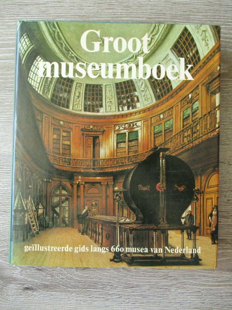 Groot museumboek geïllustreerde gids langs 660 musea van N, Ophalen of Verzenden, Gelezen, Overige onderwerpen