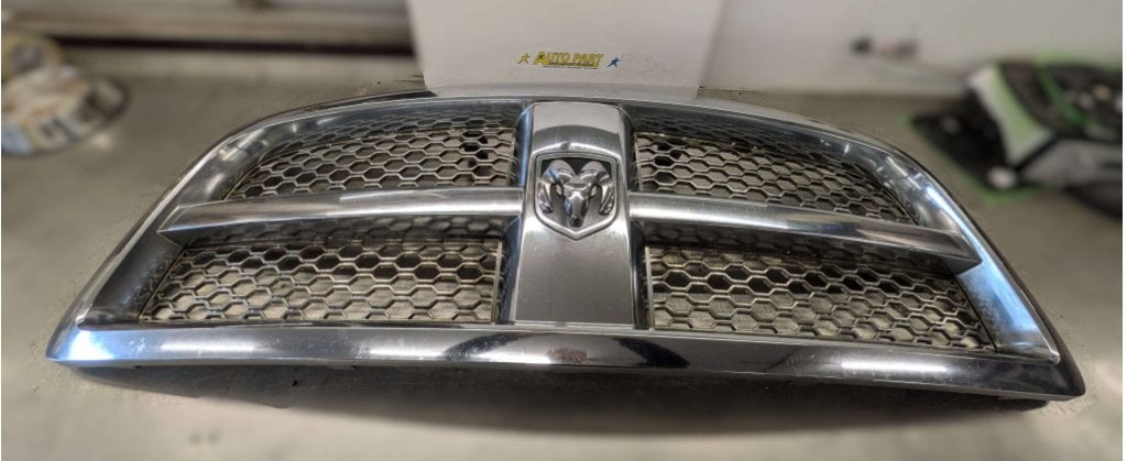 Dodge Ram 1500 grille 2009-2012, Gebruikt, PO Box 21-8004 | Auburn Hills, MI 48321-8004, Amerikaanse onderdelen, Ophalen of Verzenden