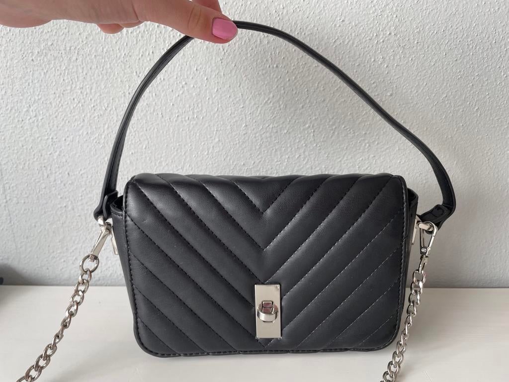 Leuk zwart tasje Stradivarius in zeer goede staat, Ophalen of Verzenden, Zo goed als nieuw, Zwart, Schoudertasje