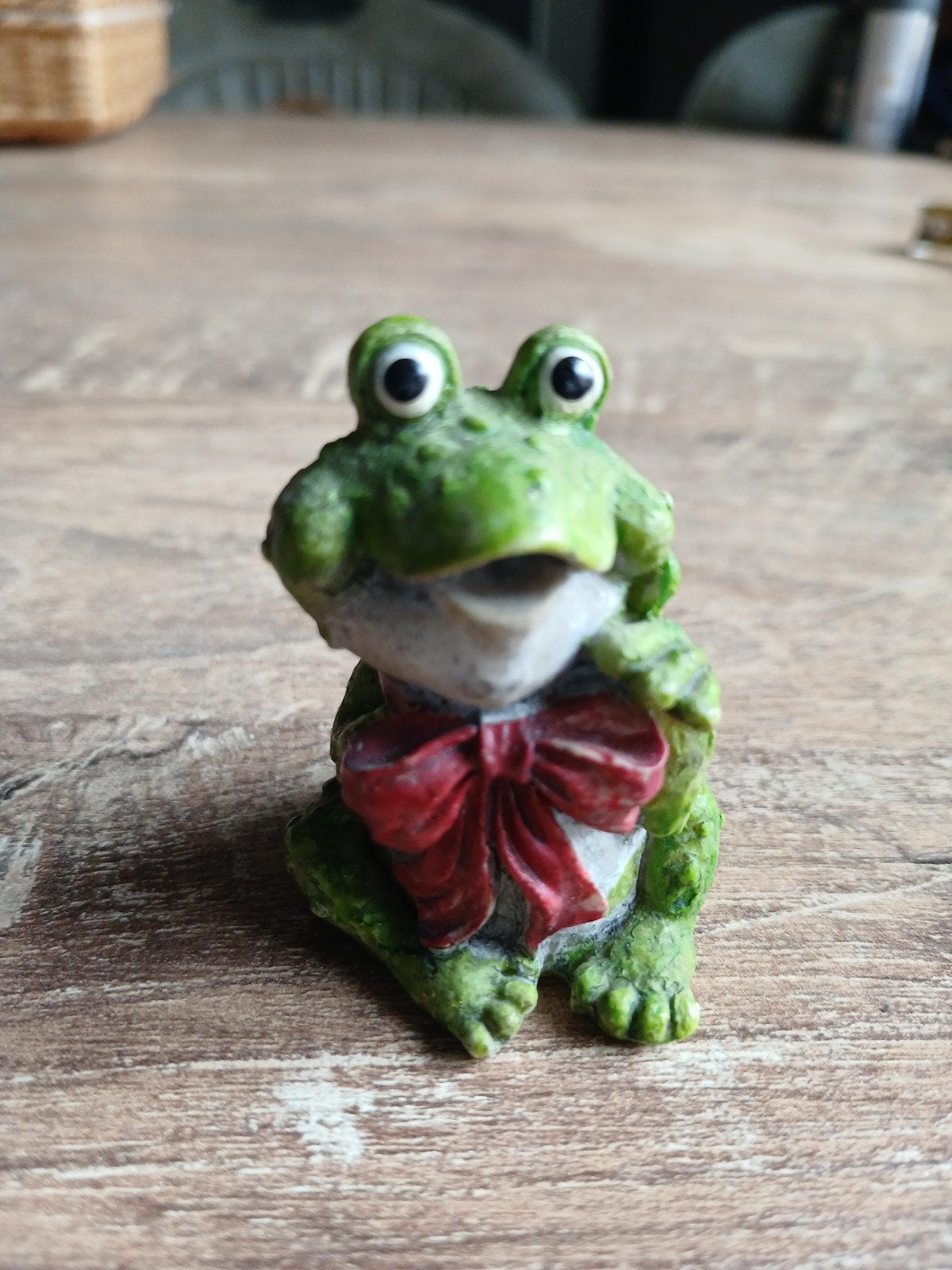 Leuke groene kikkers beeldje met rode strik, Ophalen of Verzenden, Gebruikt, Groen, Steen/keramiek