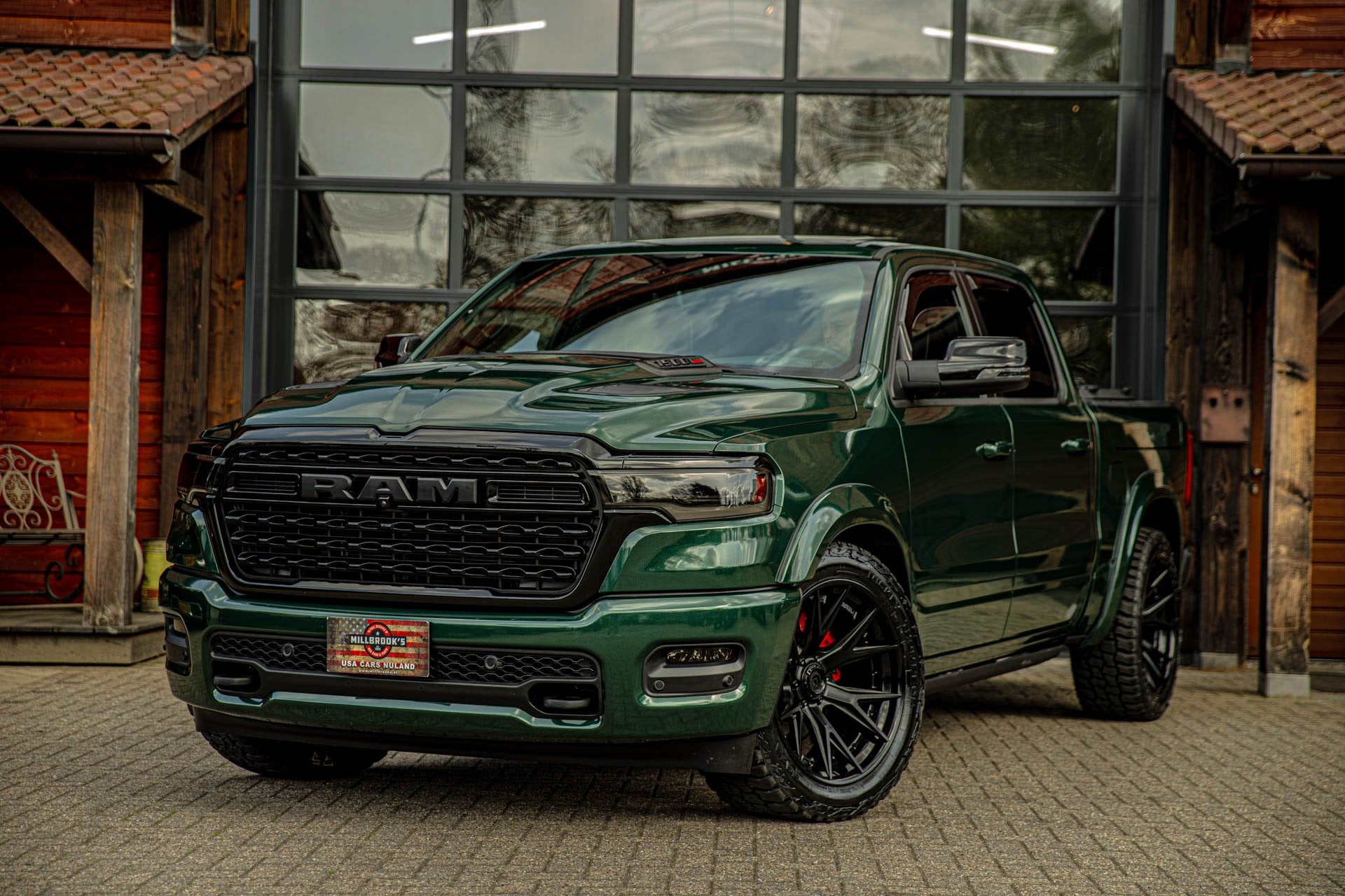 Dodge Ram 1500 Limited H/O Hurricane 540 PK Serrano Green Me, Automaat, 4 stoelen, Zwart, Leder