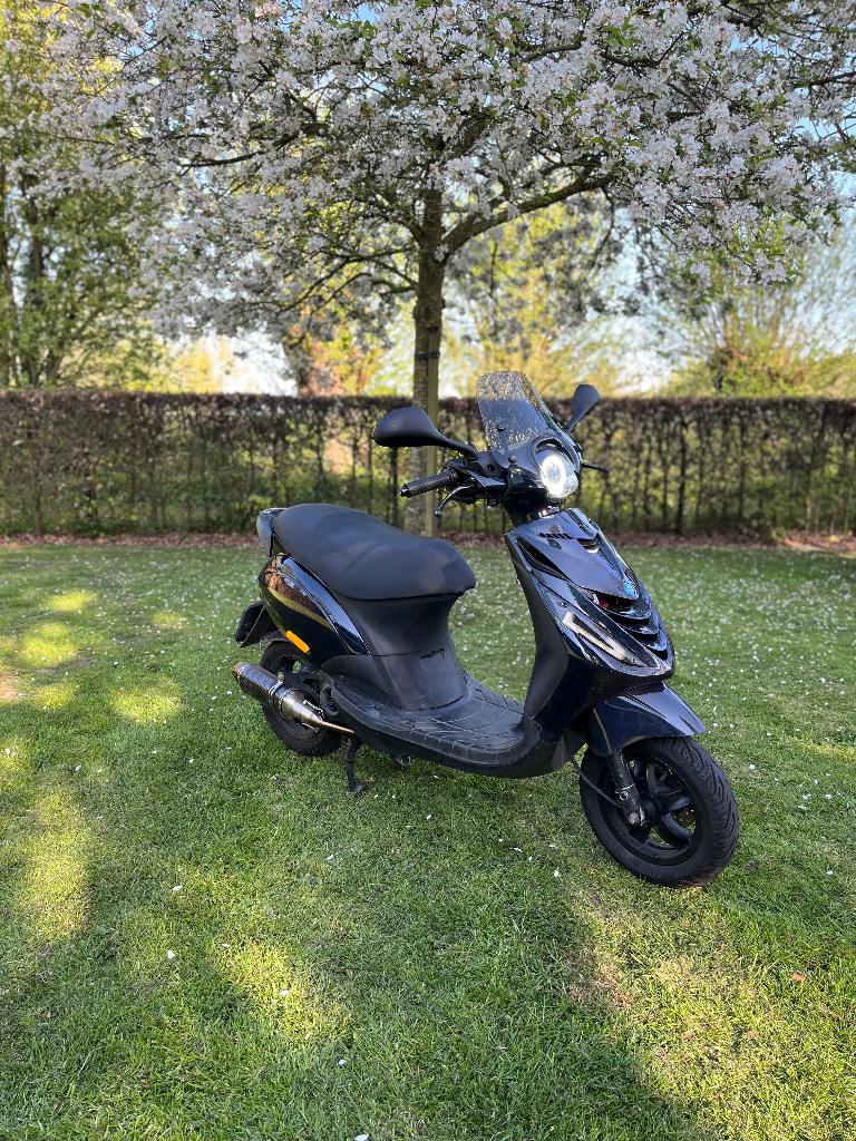Zeer nette Piaggio Zip iGET 50cc 4 takt, Fietsen en Brommers, Scooters | Piaggio, Ophalen, Maximaal 45 km/u, Zip, Zo goed als nieuw