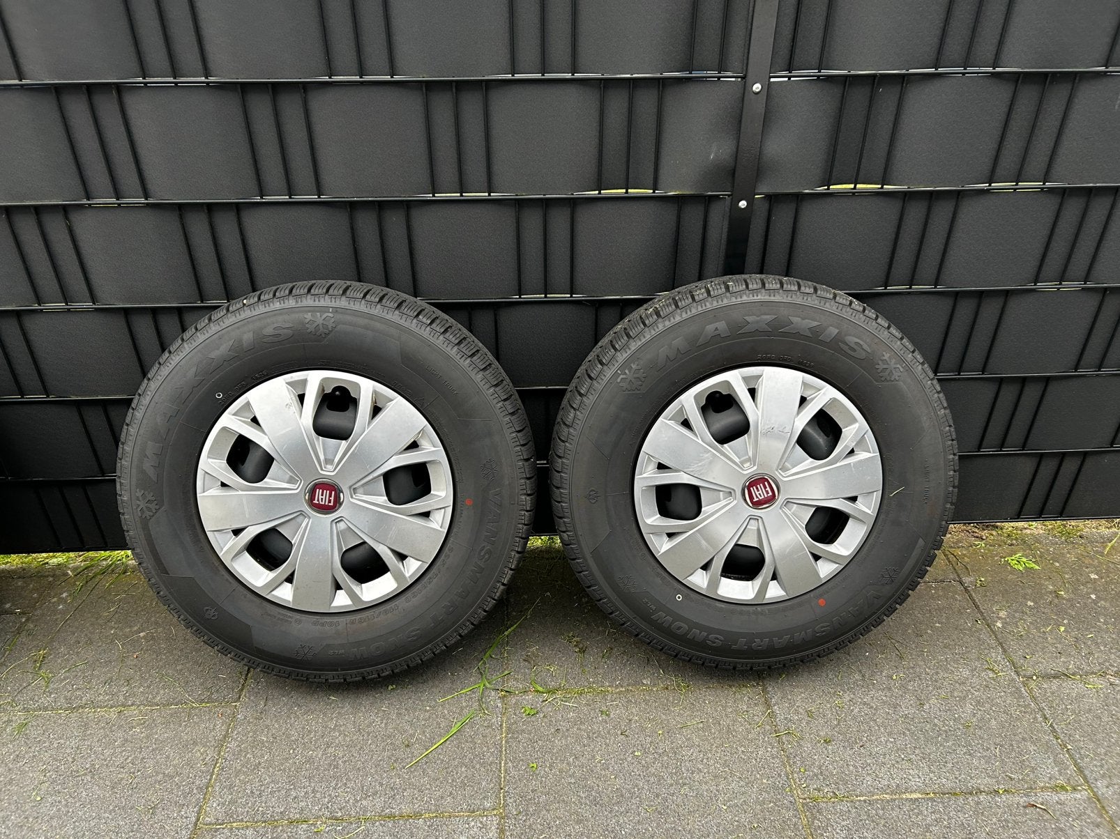 16 inch Maxxis winterbanden met Fiat wieldoppen, Auto-onderdelen, Ophalen, 16 inch, 275 mm, Banden en Velgen