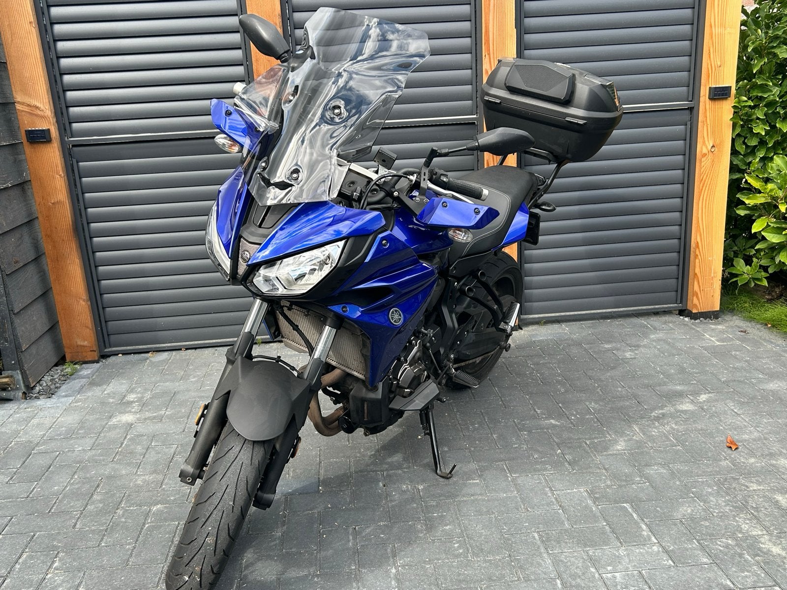 Moet weg: Tracer 700 A2 met CarPlay en topkoffer Givi, 2 cilinders, Gebruikt, Particulier, Meer dan 35 kW