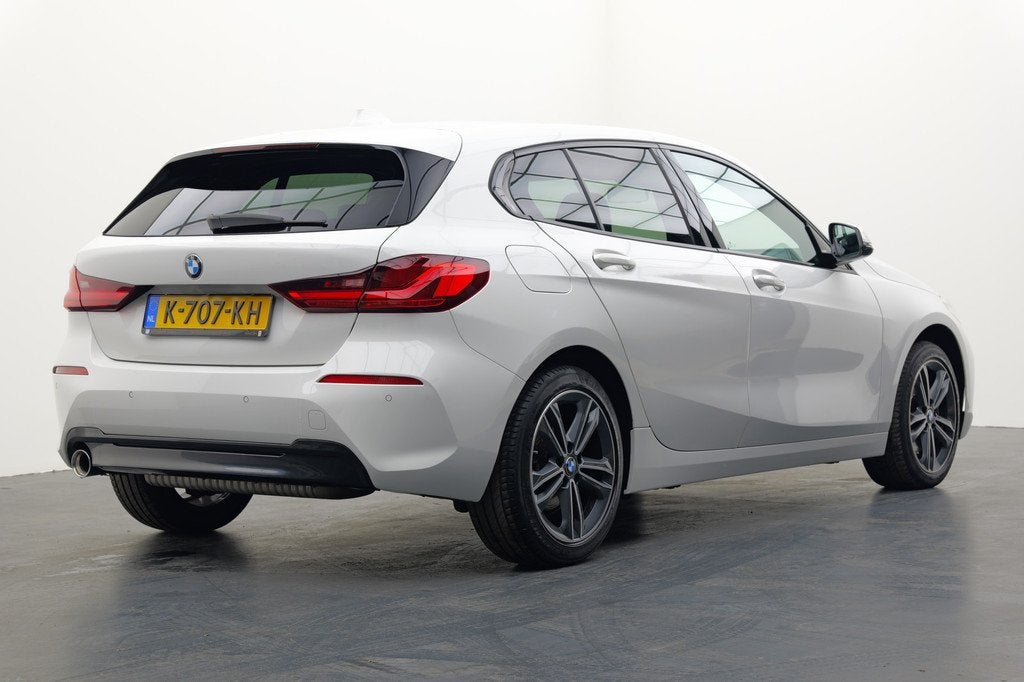 BMW 1-serie 118i Executive Edition | Pano | Stoelverwarming, Gebruikt, Automatische klimaatregeling, Met garantie (alle), Leder en Stof
