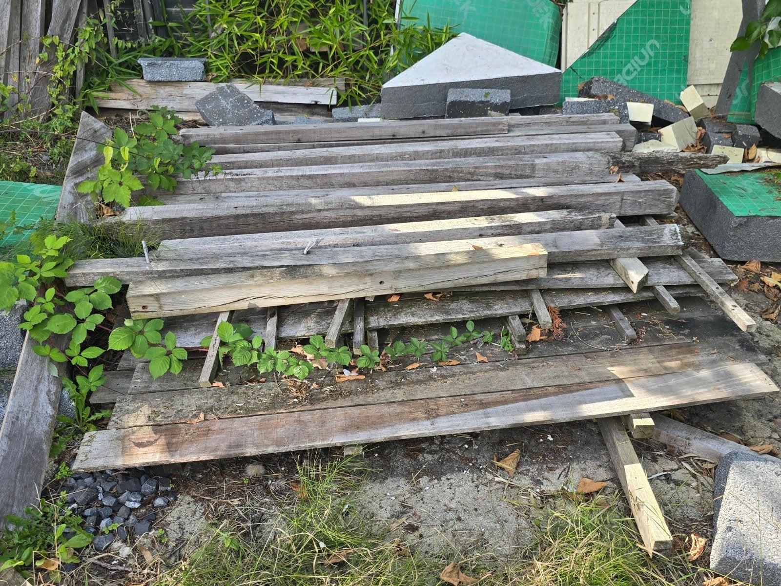 Hardhouten schuttingpalen en planken (ca. 35-40 jaar oud), Tuin en Terras, Ophalen
