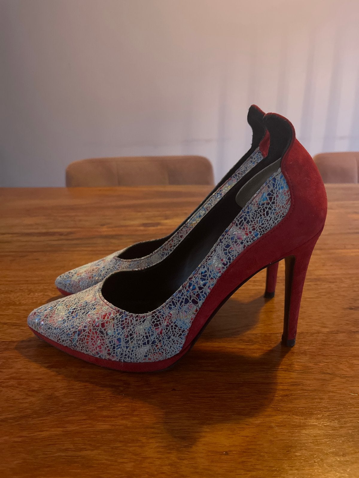 Mascolori pumps maat 40 met print en rode suède hakken, Pumps, Ophalen of Verzenden, Gedragen, Rood