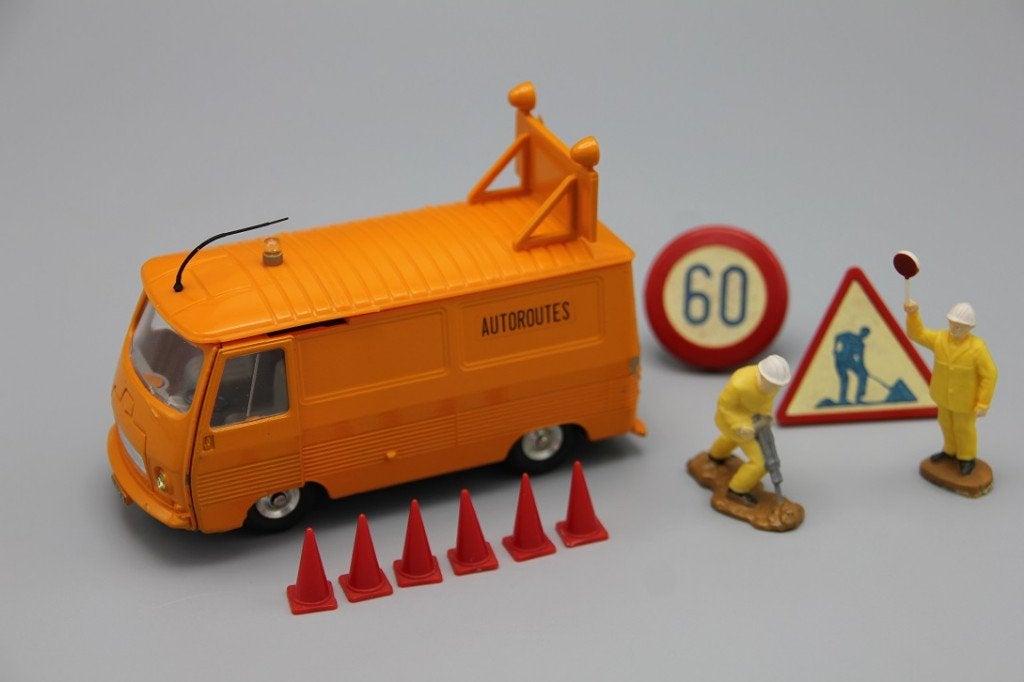 Dinky Toys Peugeot J7 Autoroute # 570 A, Ophalen of Verzenden, Zo goed als nieuw, Bus of Vrachtwagen, Dinky Toys