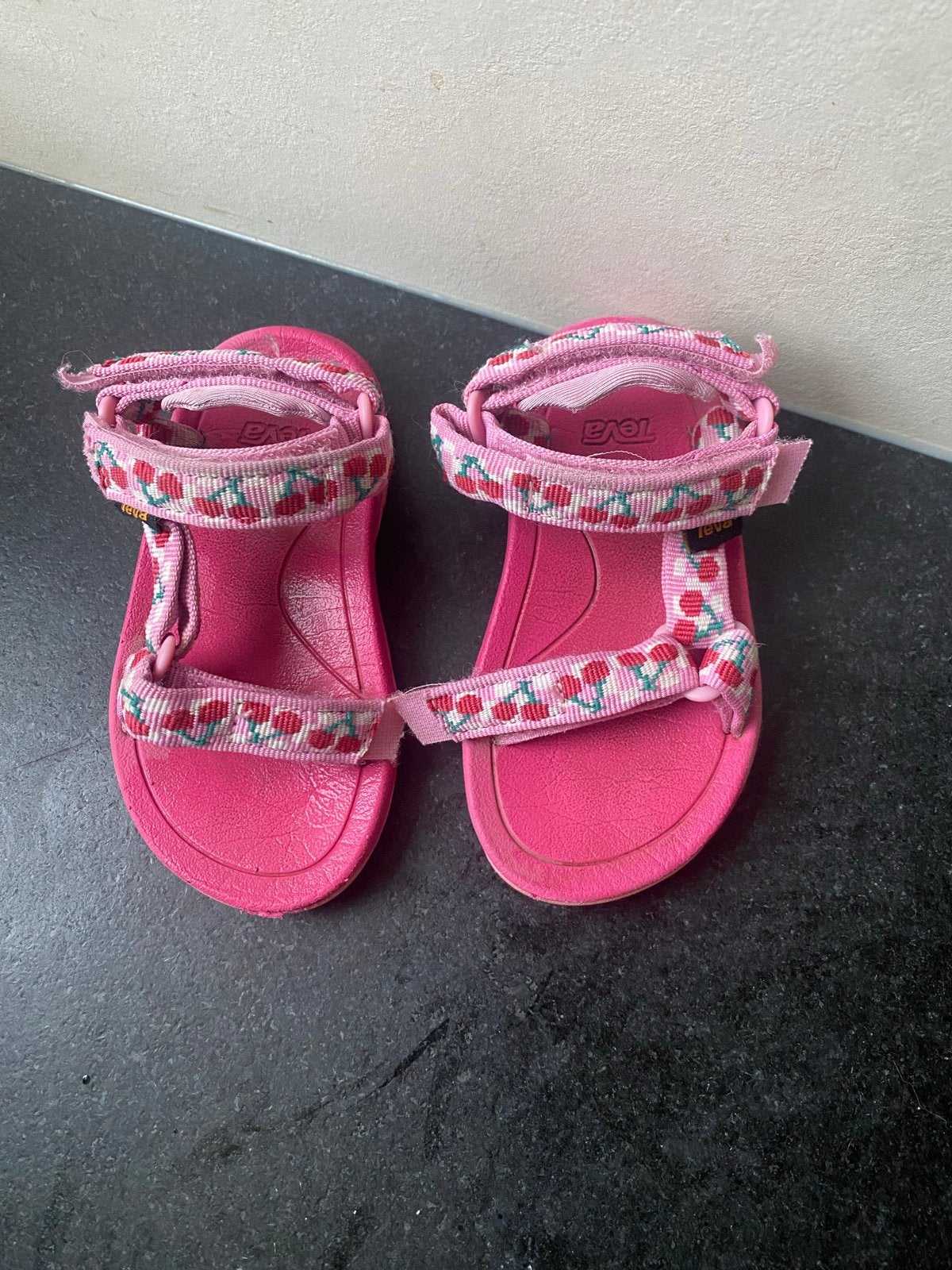 Teva kindersandalen maat 21 / kersen, Kinderen en Baby's, Ophalen of Verzenden, Zo goed als nieuw, Meisje, Schoenen
