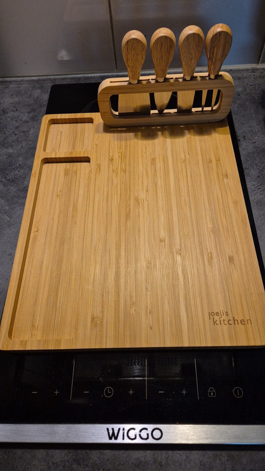 Bamboe snijplank met kaasmessenset - Joeji's Kitchen, Ophalen, Hout, Snij-/serveerplank, Zo goed als nieuw