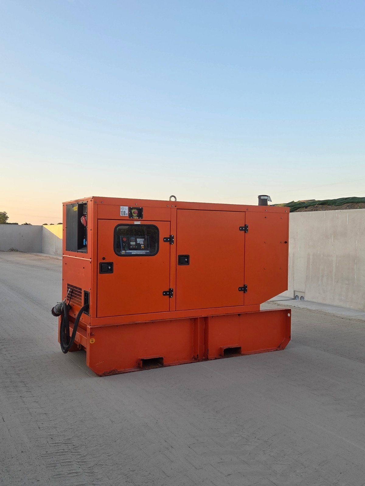 80kVA Aggregaat met John Deere Motor - Zeer Netjes, Ophalen, Dieselolie, Geluidgedempt, Zo goed als nieuw