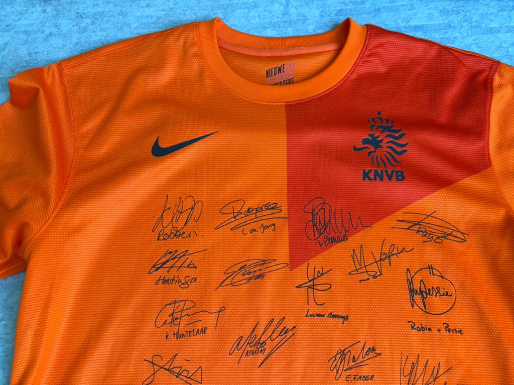 Oranje Nike voetbalshirt met gedrukte handtekeningen, Ophalen of Verzenden, Zo goed als nieuw, Overige binnenlandse clubs, Shirt