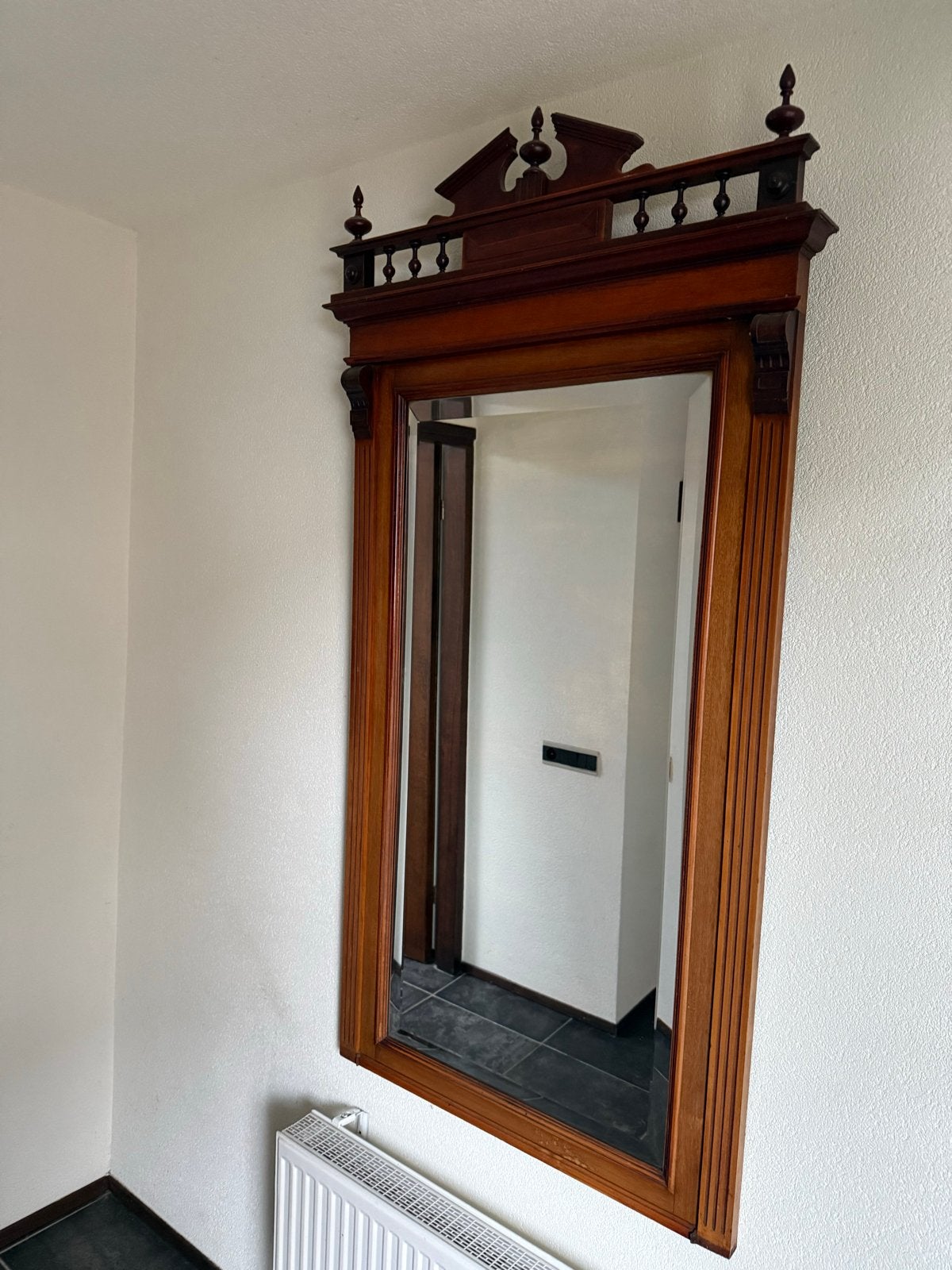 Antieke spiegel met sierlijke houten lijst, Ophalen of Verzenden, Rechthoekig, 50 tot 100 cm, 150 tot 200 cm