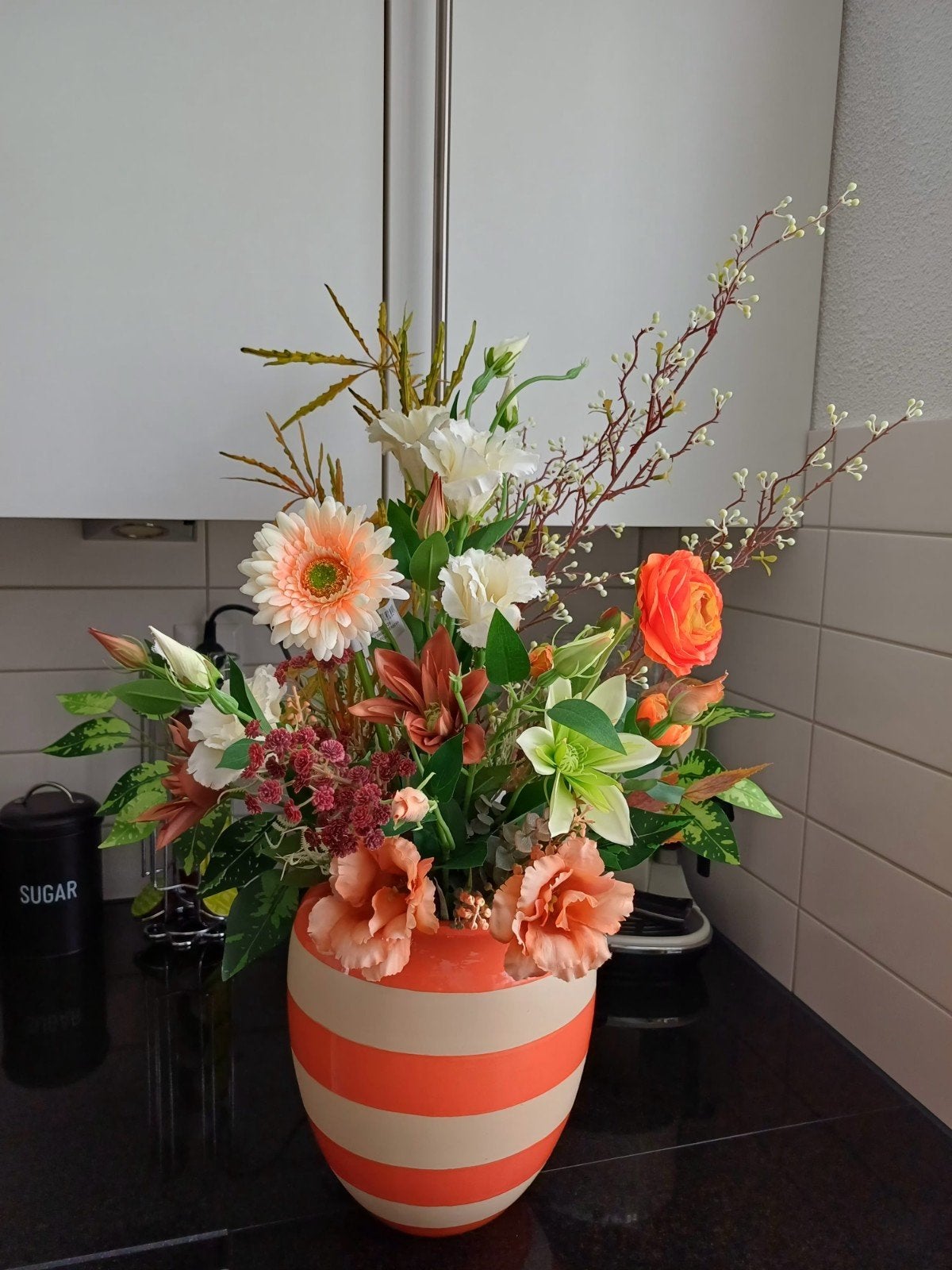 Kunstbloemstuk in oranje-witte gestreepte vaas, 70cm, Ophalen of Verzenden, Nieuw