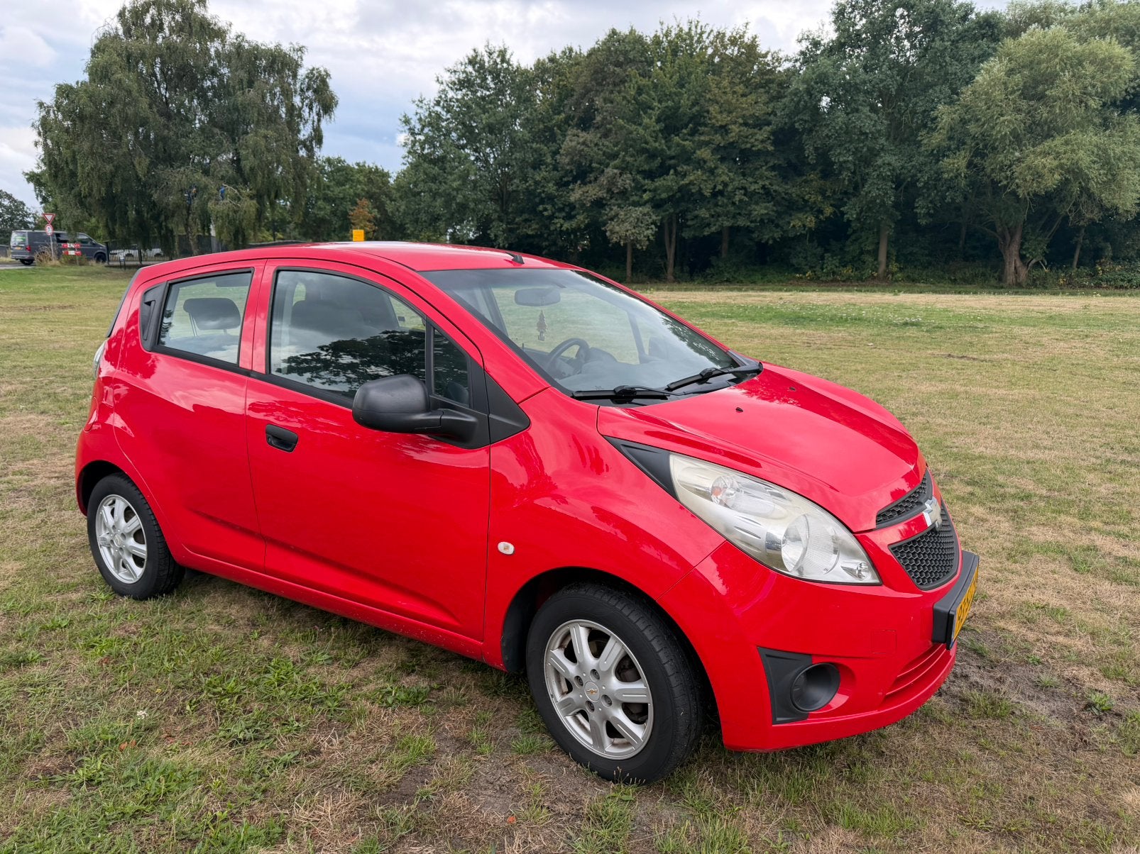 Chevrolet Spark 1.0 Bifuel 2012 Rood + extra set banden, 15 km/l, 37 €/maand, 4 cilinders, Origineel Nederlands