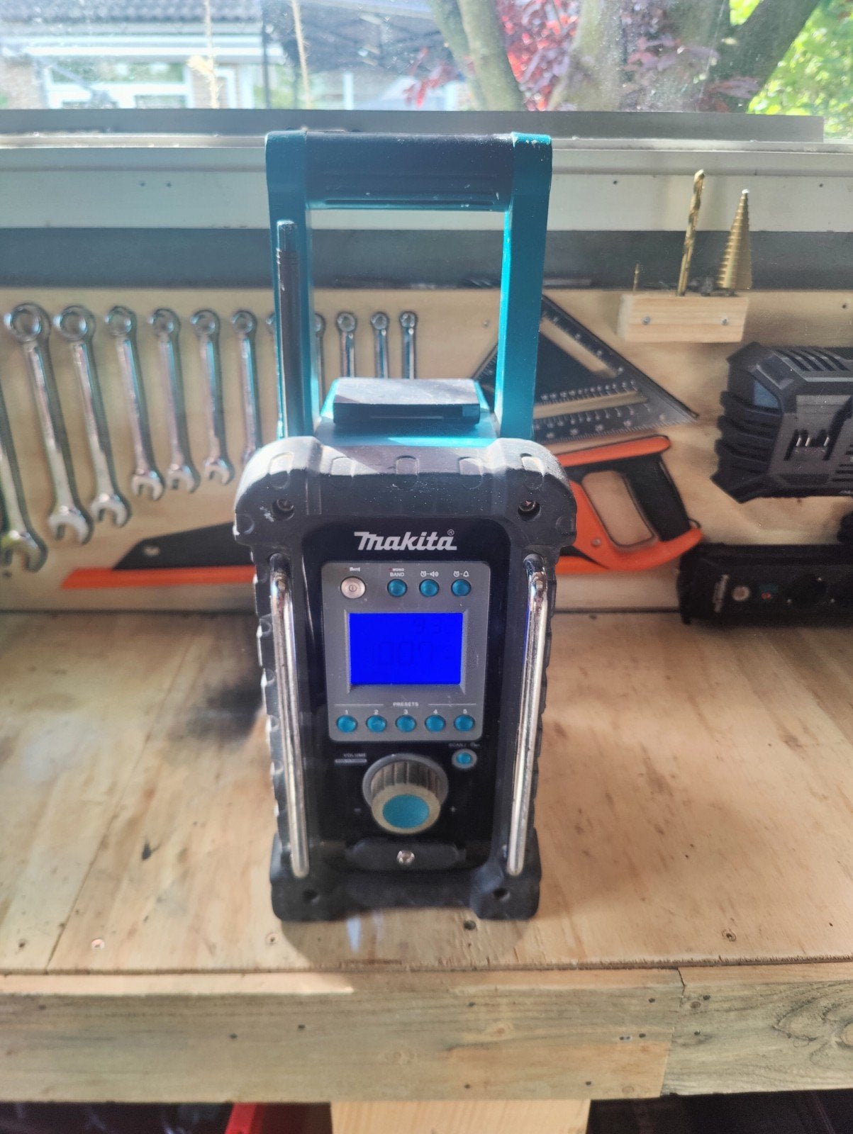 Goedwerkende Makita BMR100 Bouwradio, Audio, Tv en Foto, Radio's, Ophalen of Verzenden, Gebruikt, Bouwradio