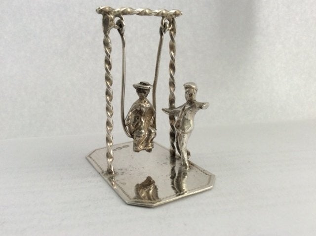 Antieke zilveren miniatuur vrouw op schommel, J. Postmus, Verzenden, Zilver