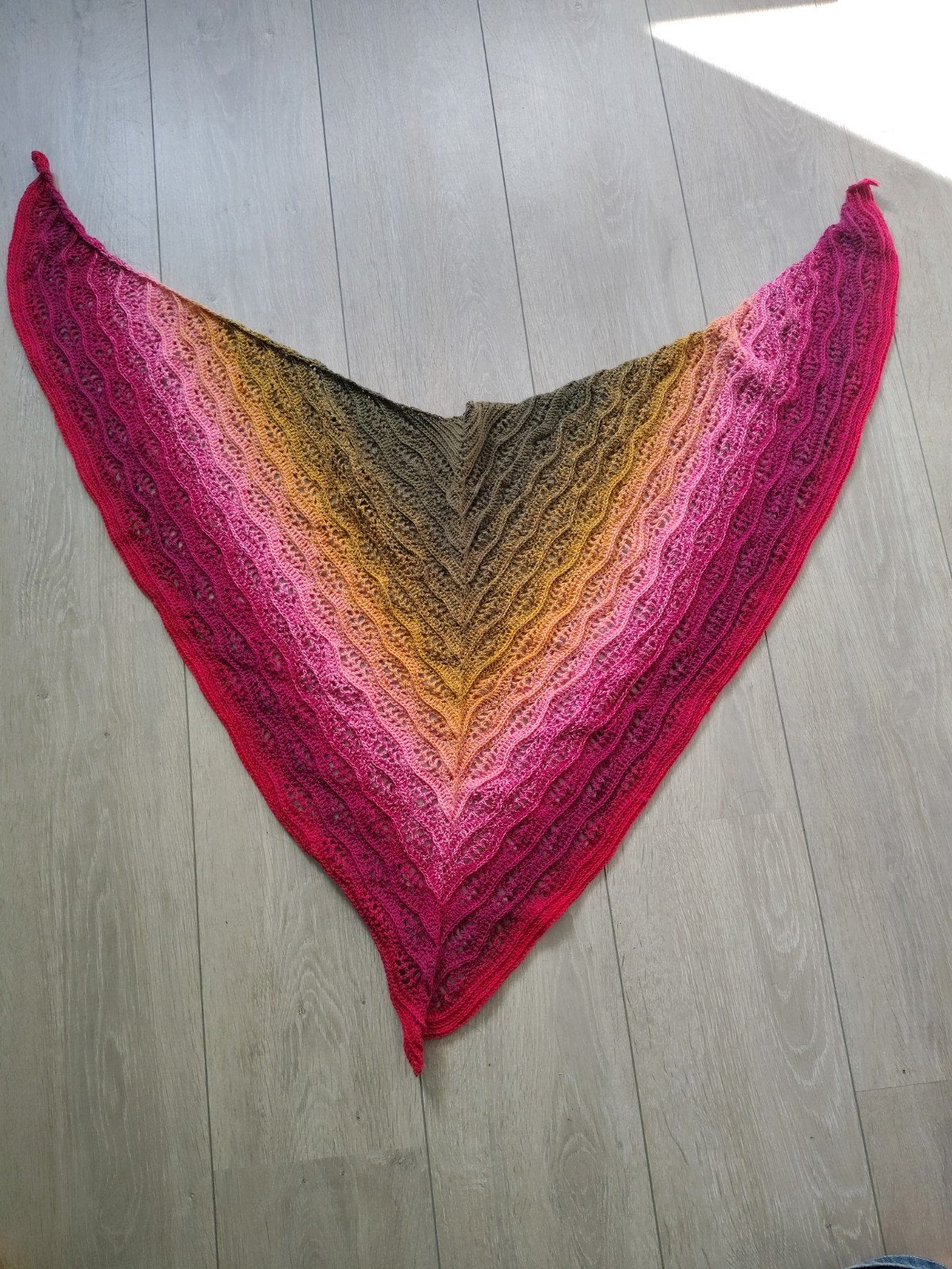 Gehaakte omslagdoek in prachtige kleurverloop, Kleding | Dames, Maat 46/48 (XL) of groter, Nieuw, Ophalen of Verzenden, Handgemaakt