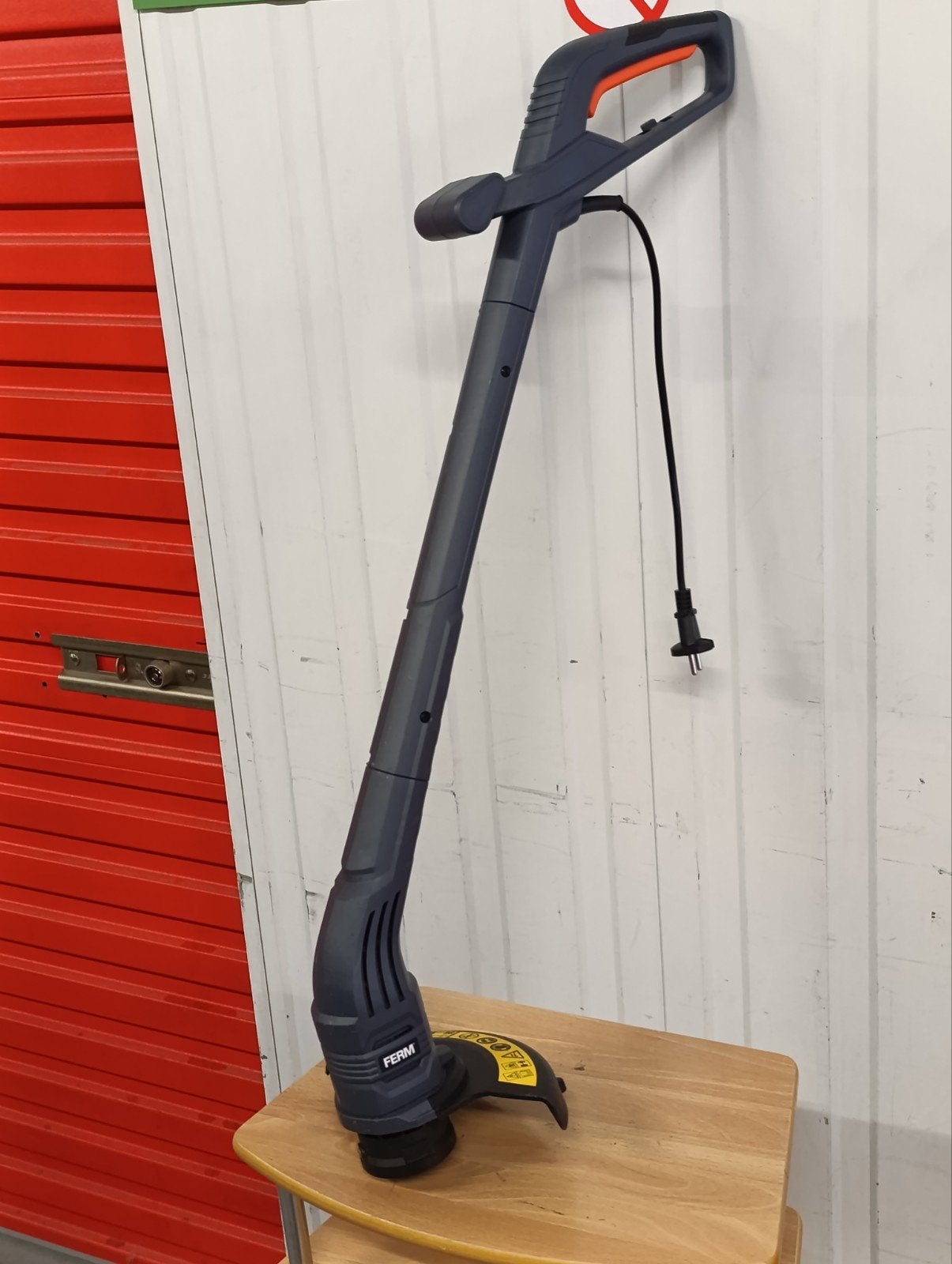 Ferm Grastrimmer GTM1006 - Doet goed, ophalen in Schiedam, Cirkelmaaier, Gebruikt, Elektrische grasmaaier, Minder dan 30 cm