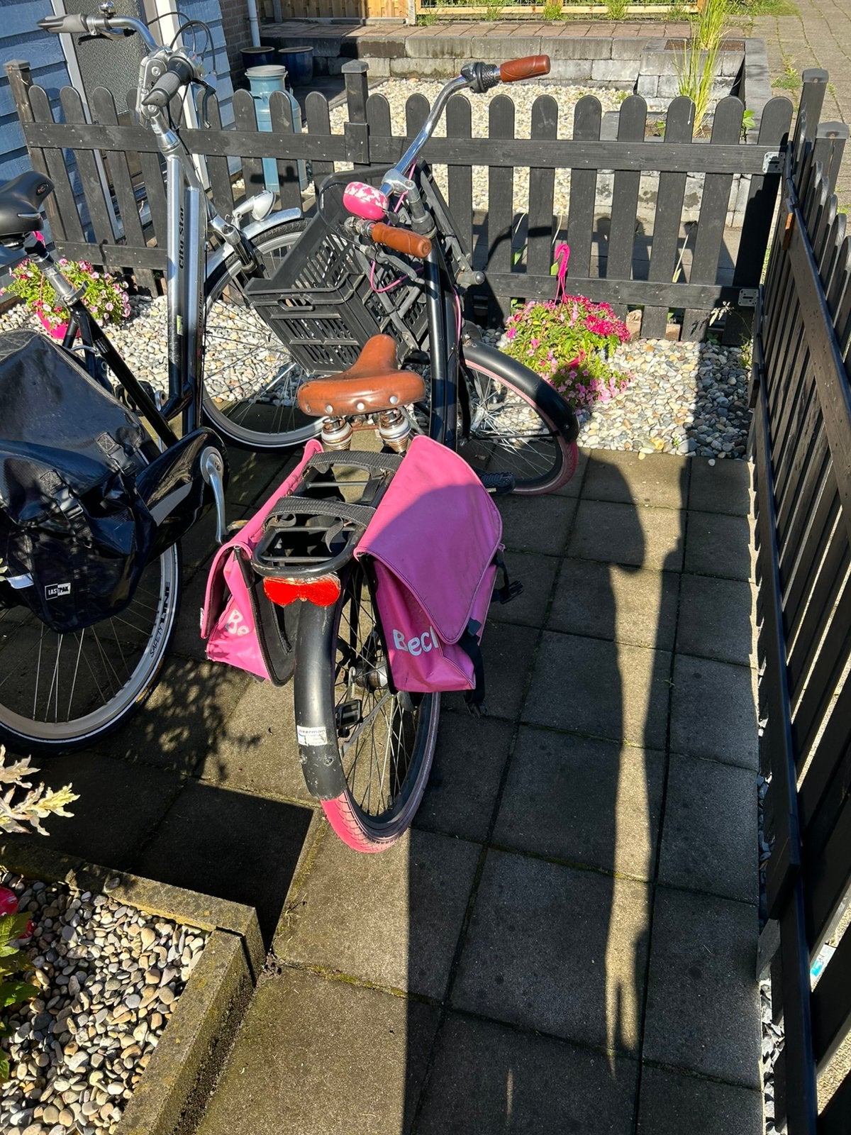 Leuke roze/zwarte Meisjesfiets 24 inch met krat en tassen⁠, Ophalen of Verzenden, Gebruikt, Terugtraprem, 24 inch