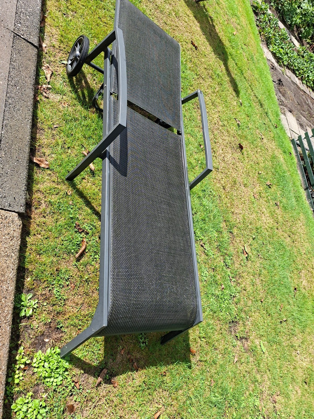 Ligbed met wielen - Grijs aluminium en textileen, Tuin en Terras, Ophalen of Verzenden, Gebruikt, Aluminium, Verrijdbaar