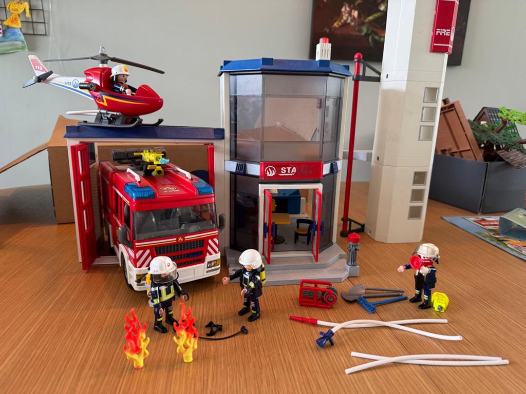 Playmobil Brandweerkazerne en brandweerwagen, Ophalen, Gebruikt