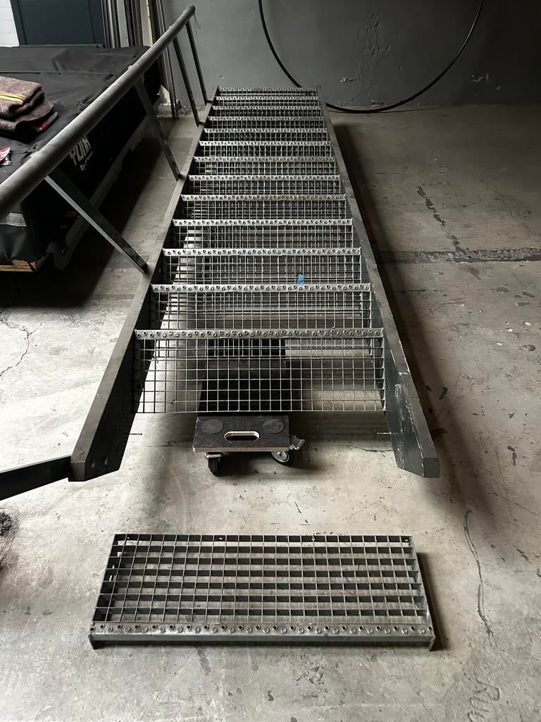 Stevige  trap 2.80m hoog, 60cm breed, 14 treden, Ophalen, Zo goed als nieuw
