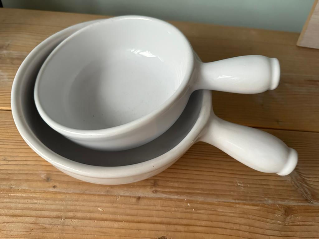 Keramische kaasfondue/saucier pan 2x v Emile Henry + handvat, Ophalen of Verzenden, Zo goed als nieuw