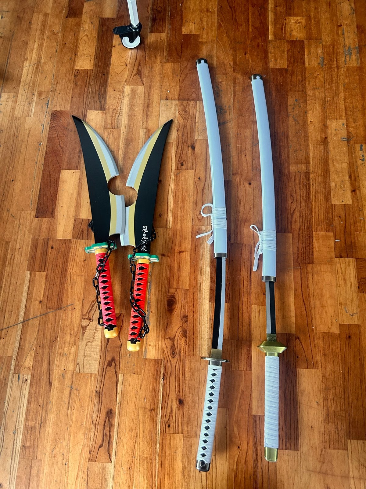 Stalen en houten zwaarden set met katanas en dolken, Ophalen, Gebruikt, Toneelattributen of Onderdelen