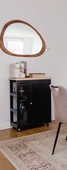Zwart dressoir/bijzettafel met glazen en dichte deur, Huis en Inrichting, Kasten | Overige, Ophalen, Zo goed als nieuw
