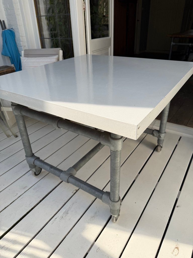 Foto 9 van Eettafel(s) van eikenhout en steigenbuizen