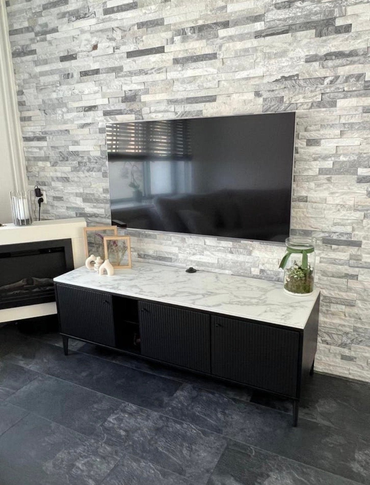 Moderne TV met stijlvol dressoir, Ophalen, Overige materialen, 150 tot 200 cm, Zo goed als nieuw