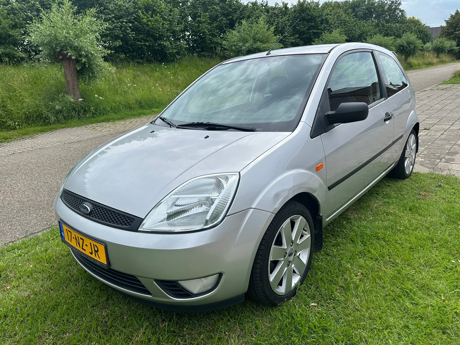 Ford Fiësta 1.4 16V 3DR 2004 Grijs, Voorwielaandrijving, 15 km/l, 40 €/maand, 4 cilinders