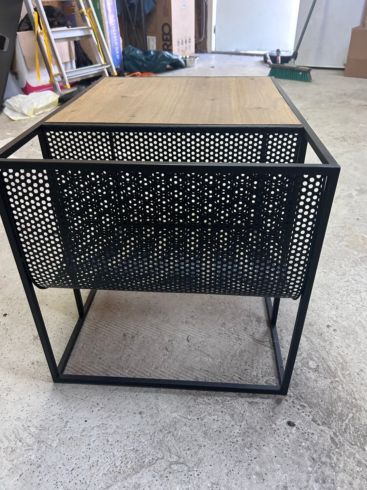 Bijzettafel met houten blad en metalen frame, Huis en Inrichting, Tafels | Bijzettafels, Minder dan 45 cm, Zo goed als nieuw, Rechthoekig