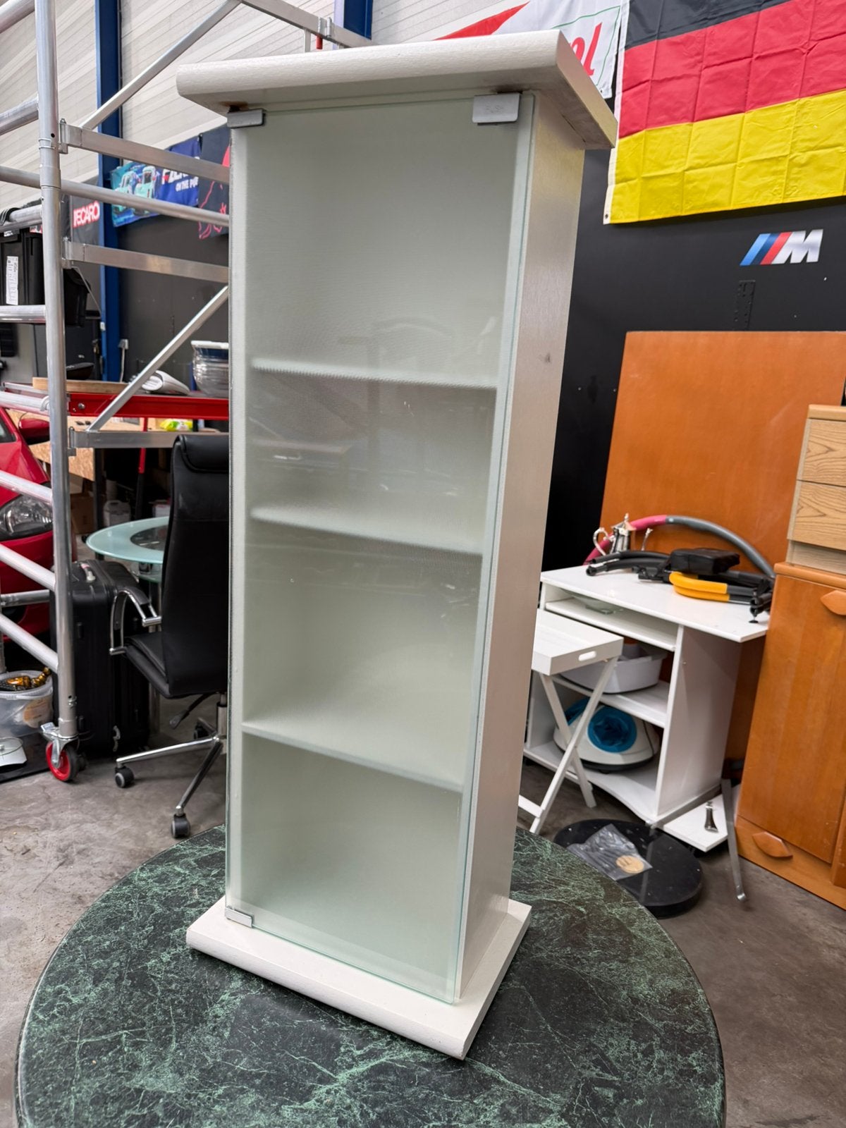 Smalle Witte Staande Opbergkast – Matglazen Deur –97 cm Hoog, Ophalen, (Half)hoge kast, Zo goed als nieuw, 150 tot 200 cm