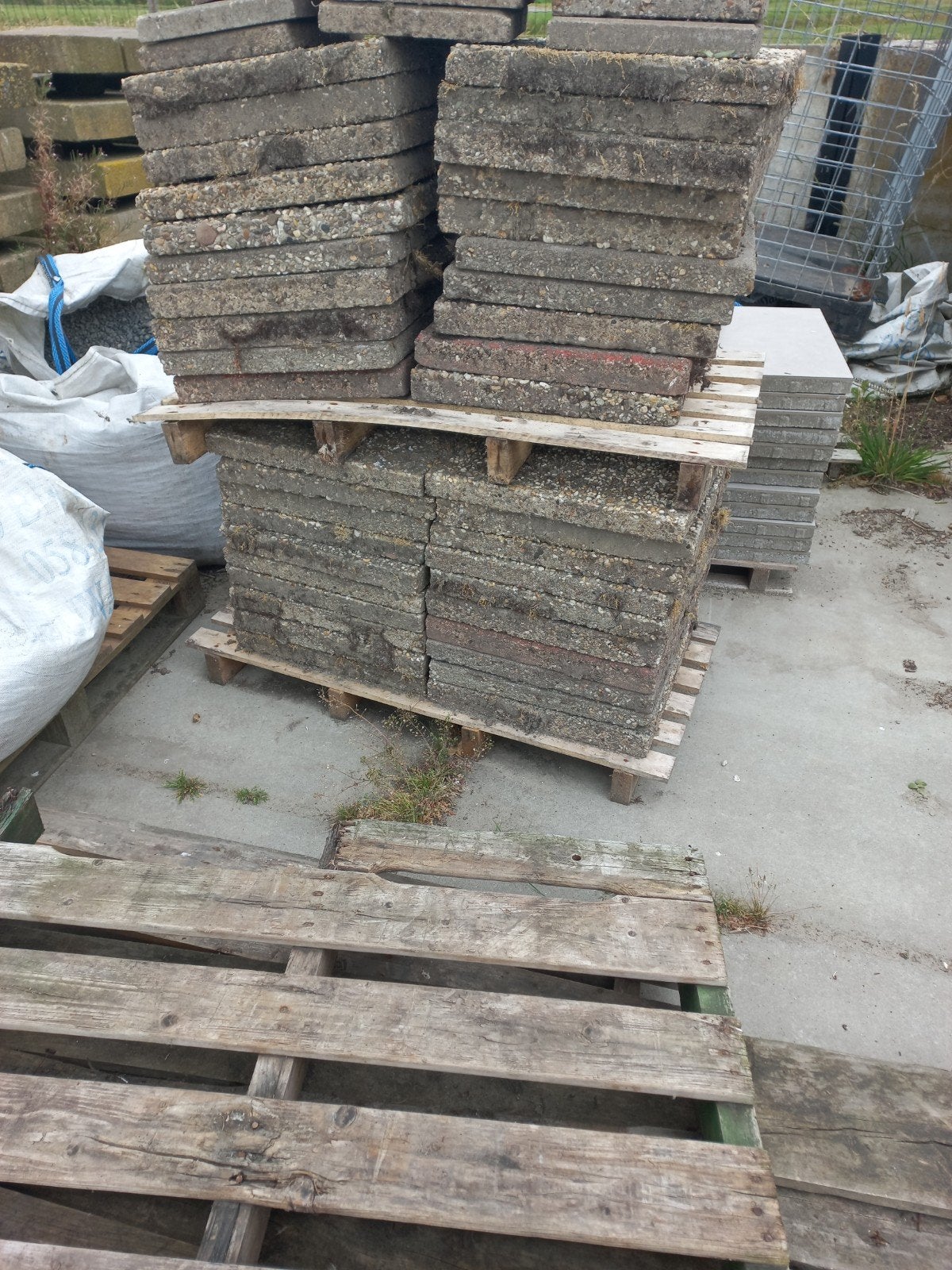 Grindtegels 50x50 gebruikt 40 stuks, Tuin en Terras, Ophalen, Gebruikt, 5 tot 10 m², Beton